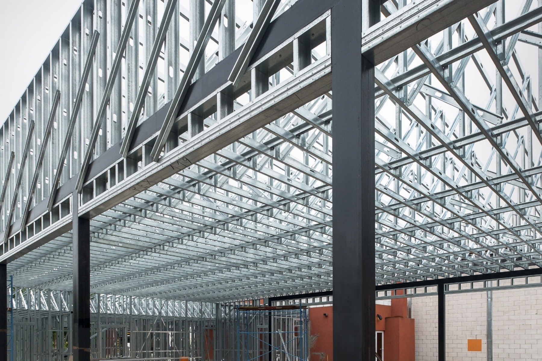 casa de steel framing con perfiles de acero a la vista